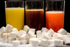 Jugo de naranja 100 % podría ser menos agresivo para la glucosa que refrescos