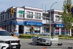 Motocicleta queda colgada en un semáforo tras brutal choque
