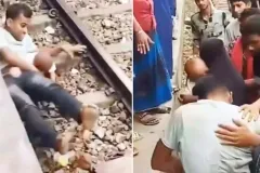 Se tiró a las vías para salvar a su bebé y el tren les pasó por arriba