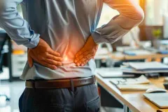 ¿Trabajas todo el día sentado? Esto dicen los expertos sobre sus efectos en la salud