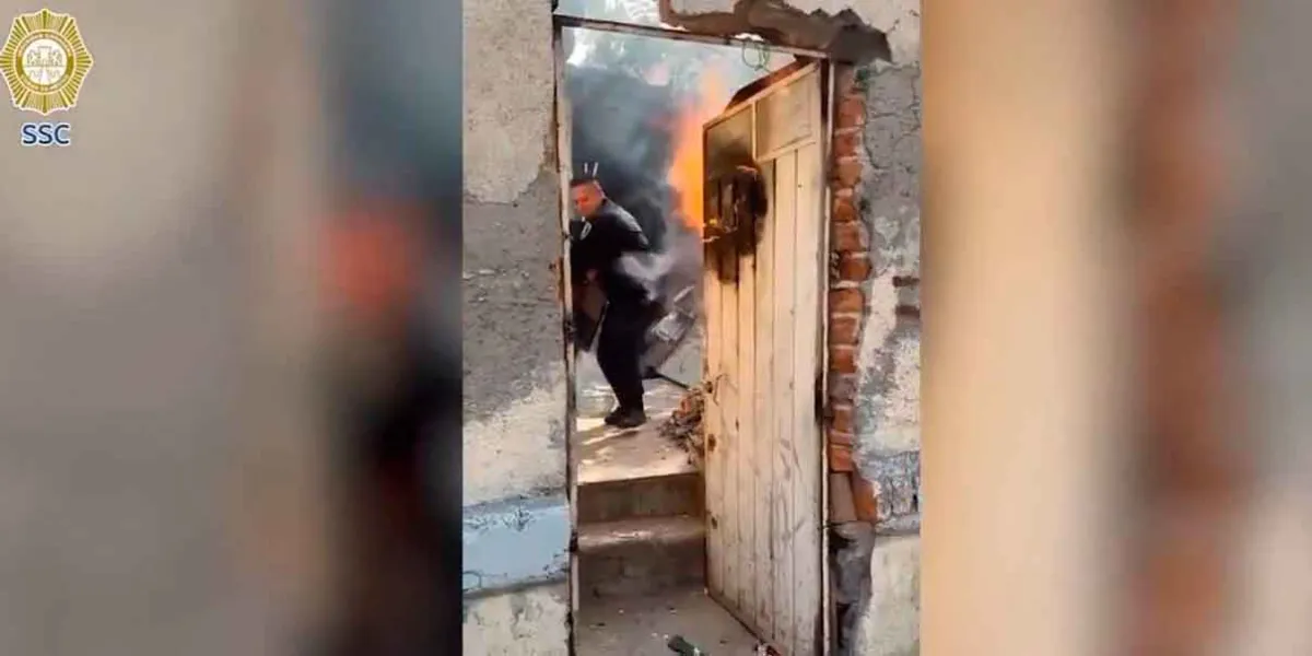 Policías arriesgan su vida para salvar a niños en medio de un incendio 