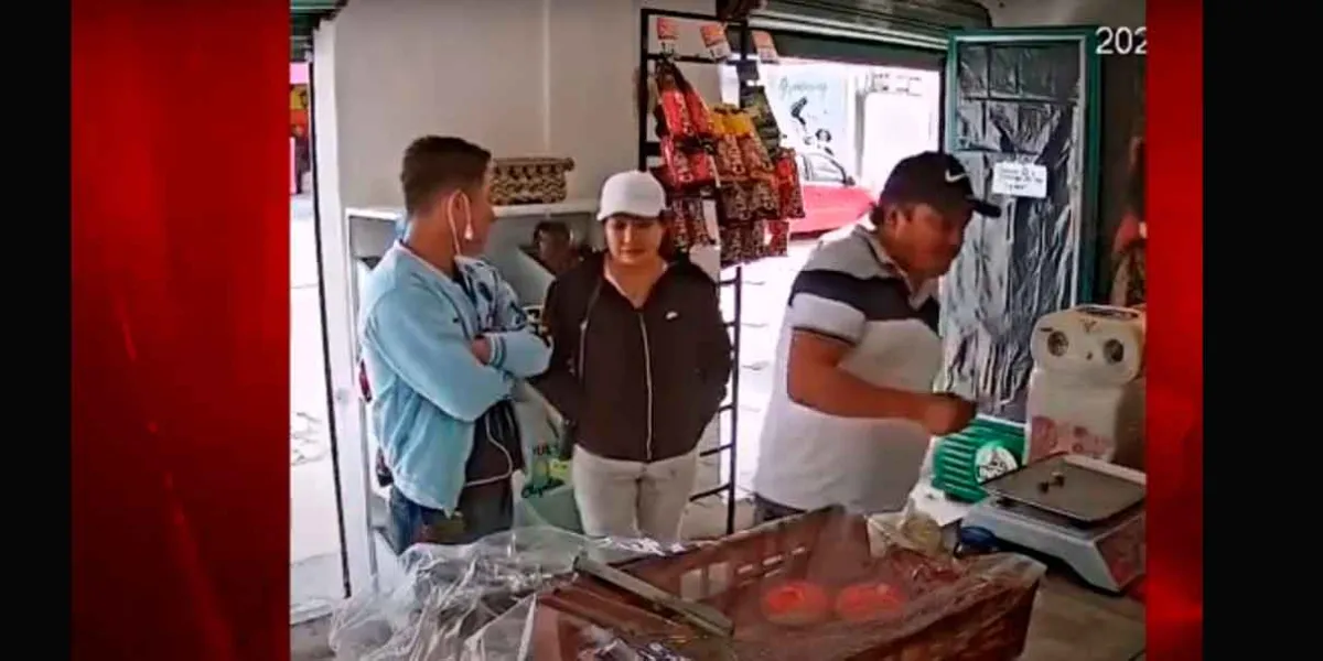 VIDEO. Tenderos exhiben a estafadores que pagan con billetes falsos en Puebla