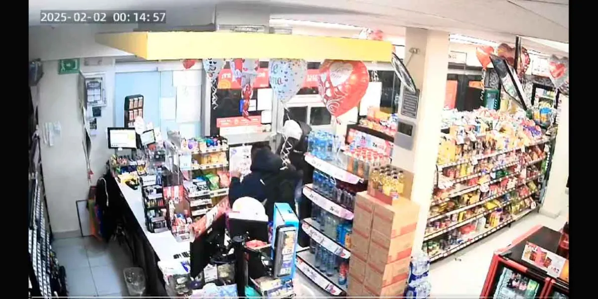 IMÁGENES SENSIBLES. Asaltante de Oxxo muere al enfrentarse a policía en Iztapala