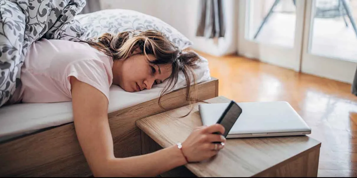 Usar el CELULAR al despertar podría afectar el cerebro: expertos