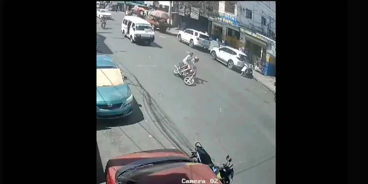 IMÁGENES SENSIBLES. Dos motociclistas se estrellan contra el pavimento y seguido un vehículo pasa sobre ellos 