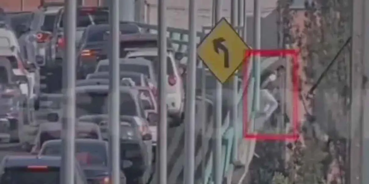 Asaltante se lanza desde segundo piso del Periférico de la CDMX y es capturado
