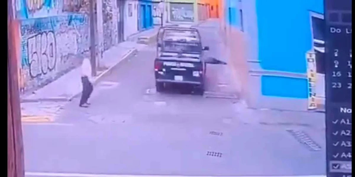 VIDEO. En Toluca patrulla pasa sobre indigente y huye