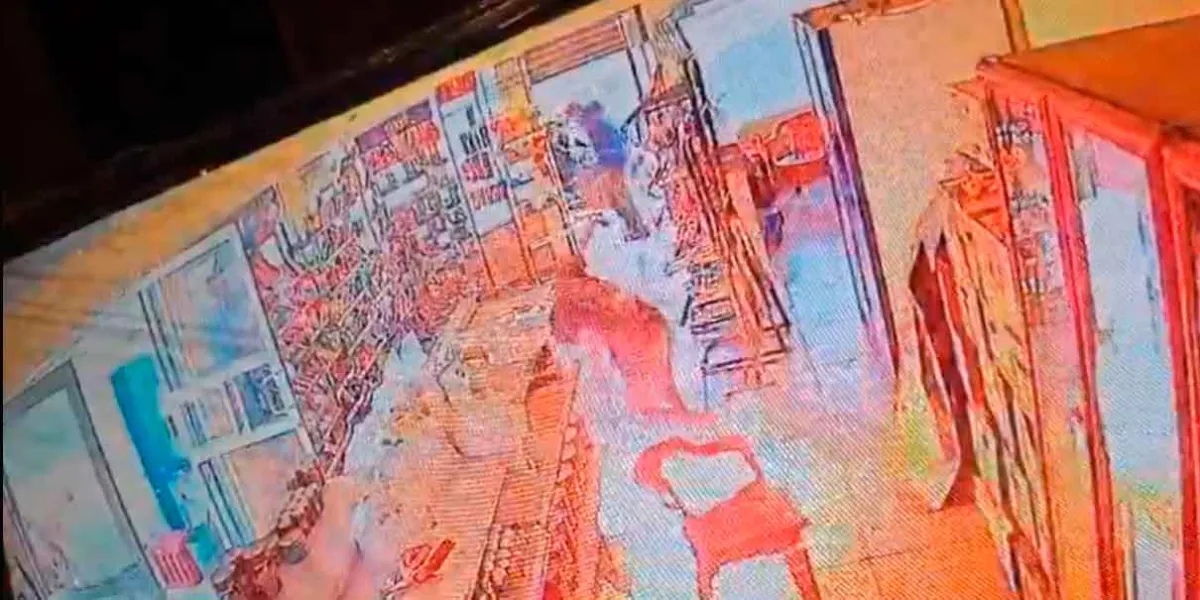 VIDEO. Extorsionadores  incendian tienda de abarrotes, uno queda atrapado en las llamas 