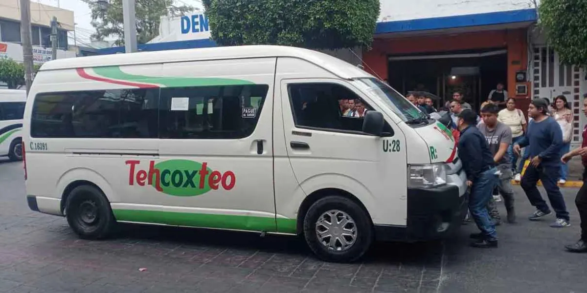 Combi arrolla a madre e hijo, testigos realizan heroico rescate