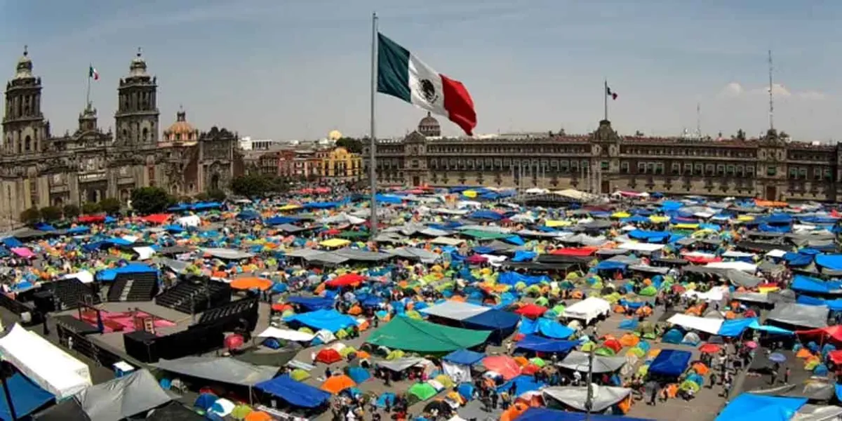 Docentes del CNTE toman el Zócalo y generan bloqueos en paro nacional