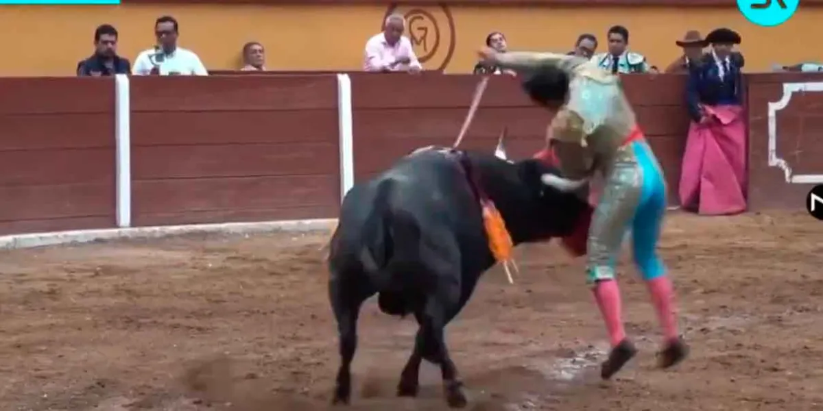 Emilio Macías sufre grave cornada en Tlaxcala y es operado de urgencia