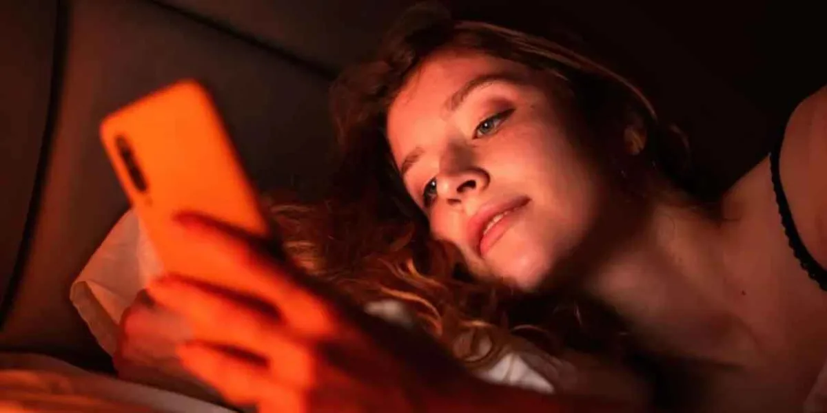 Qué es el Doomscrolling y cómo afecta tu salud mental y física