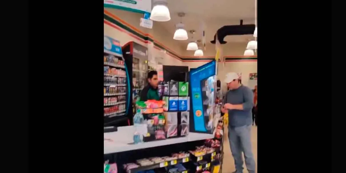 VIDEO. Cliente compra una dona y agrede a empleado por falta de cambio;  agresión se vuelve viral