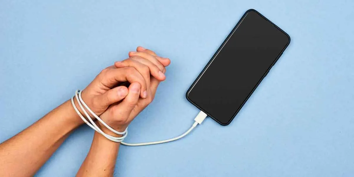 Enganchadas al "like": Estudio revela que las mujeres sufren ansiedad por uso del celular