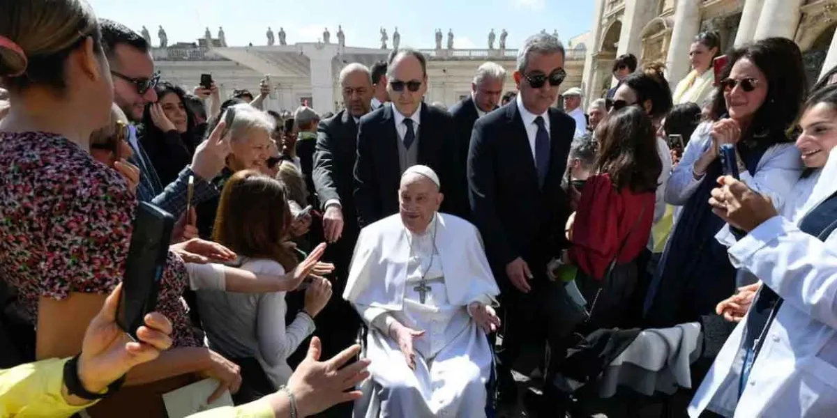Papa Francisco sorprende en la Plaza de San Pedro tras recuperación de neumonía