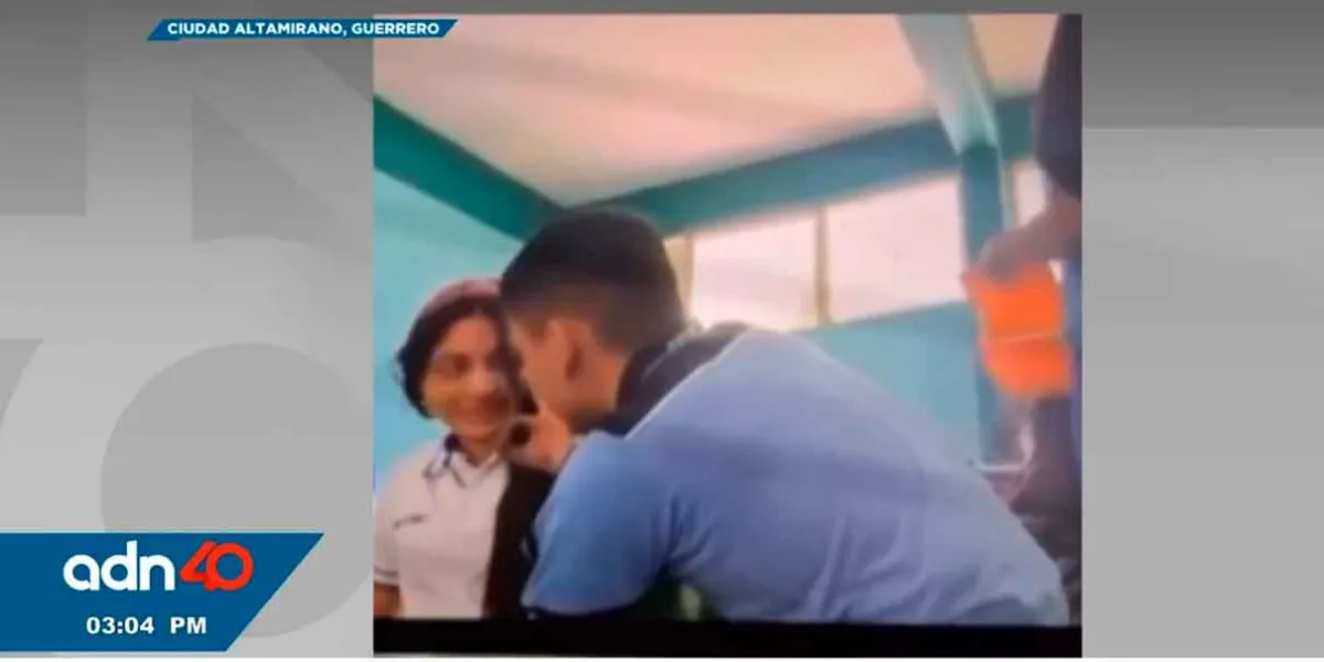 VIDEO.  Estudiante propina tremenda cachetada  a su novia en un salón de clases en Guerrero