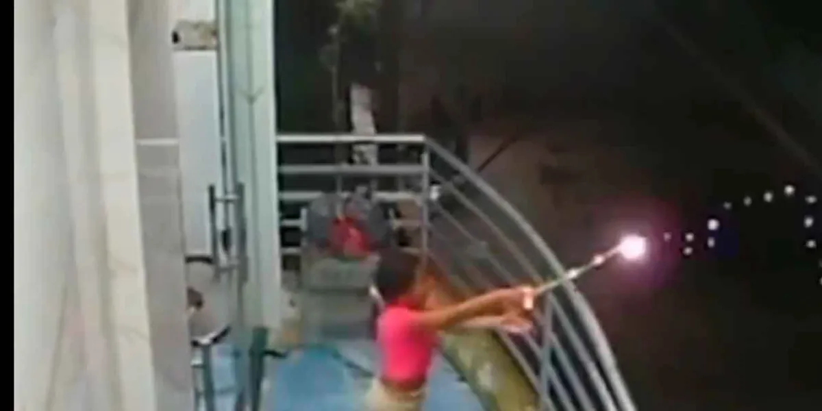 VIDEO. Niña sufre poderosa descarga eléctrica mientras jugaba a ser una maga 