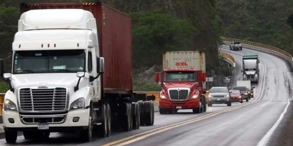 México registra 19 robos diarios en carreteras; transportistas denuncian 60