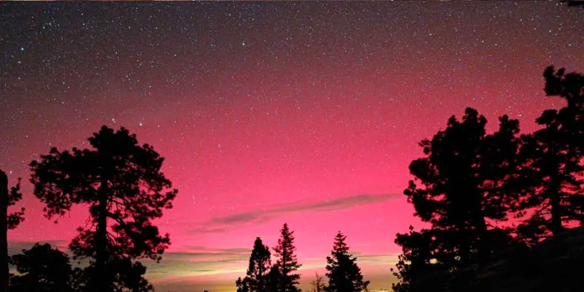 VIDEO.  Un fenómeno inusual sorprende al norte de México: auroras boreales iluminaron el cielo