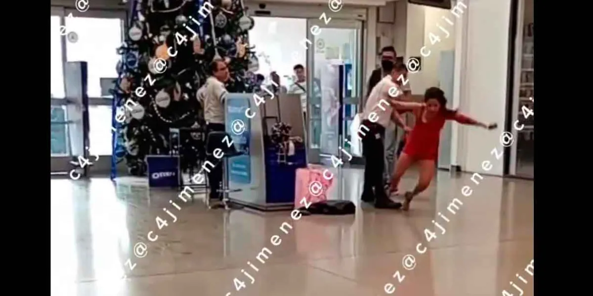 VIDEO. Elemento de seguridad propina épica golpiza a farderos en Walmart de Tlanepantla