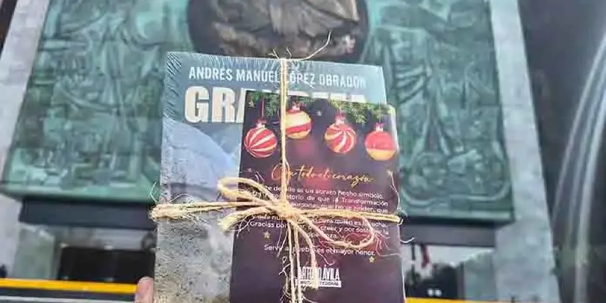 Arturo Ávila sigue los pasos de Adán Augusto y regala libro de AMLO incluso a la oposición