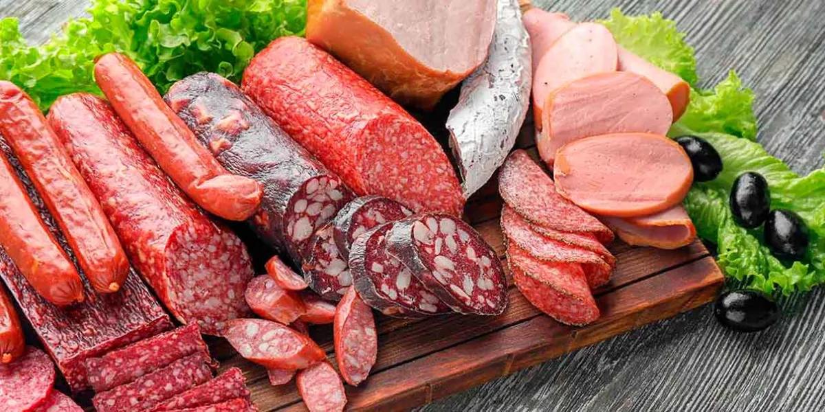 Carnes procesadas y cáncer colorrectal: lo que advierte la OMS sobre su consumo habitual