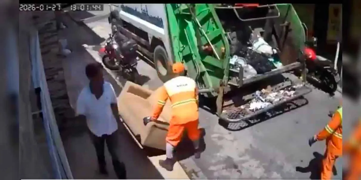VIDEO. Trabajadores de limpia confunden sillón recién lavado con basura y lo arrojan al camión