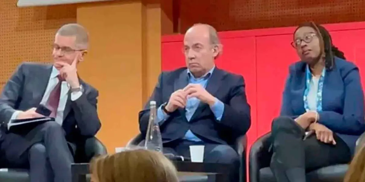 VIDEO. Estudiantes en París le gritan “¡asesino, lárgate!” a Felipe Calderón durante cumbre académica