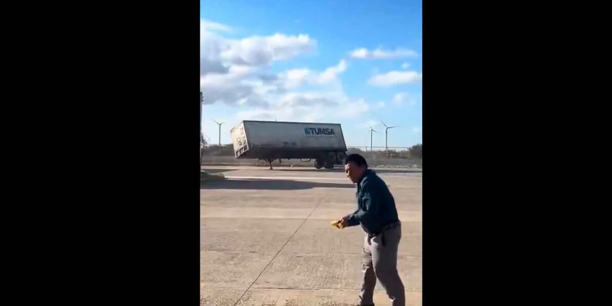 VIDEO. Frente frío 27 provoca fuertes vientos y vuelca tráiler en La Ventosa, Oaxaca