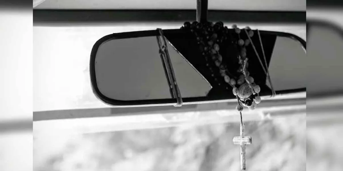 ¡Cuidado con el retrovisor! Rosarios y adornos pueden ser causa de multas