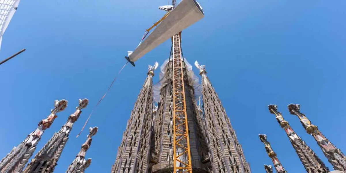 La Sagrada Familia concluye la Torre de Jesucristo y se vuelve la iglesia más alta del mundo 