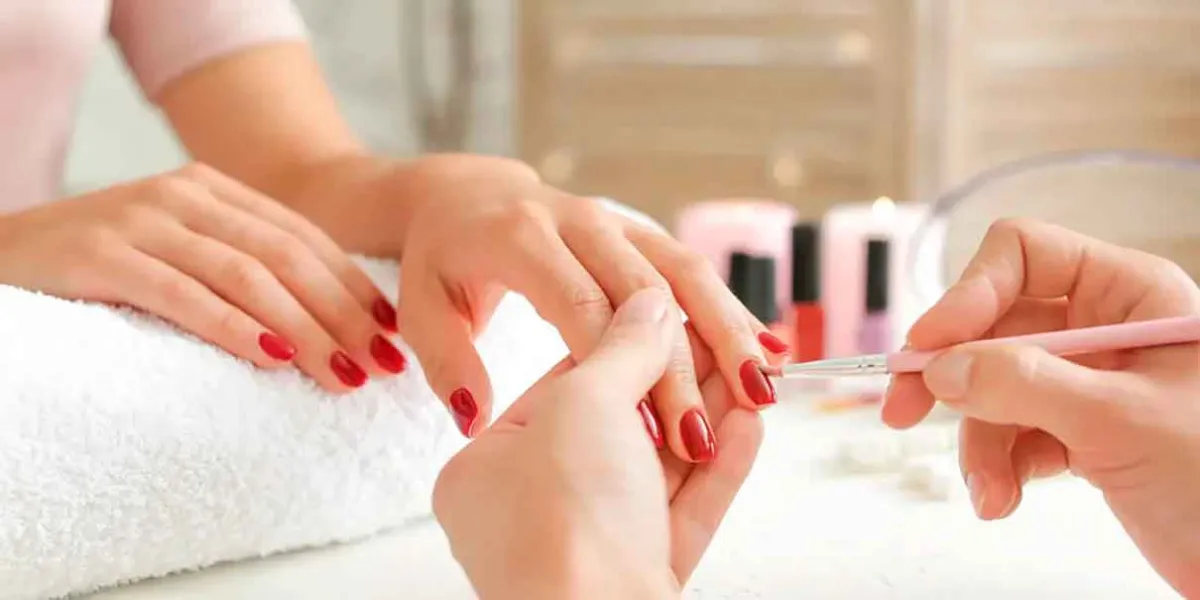 Manicura natural elevada: la tendencia que apuesta por UÑAS saludables