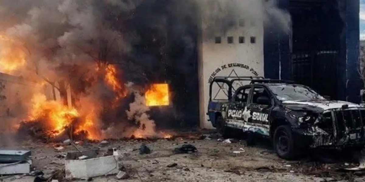 Atacan comandancia de Luis Moya con vehículo explosivo; tres uniformados lesionados