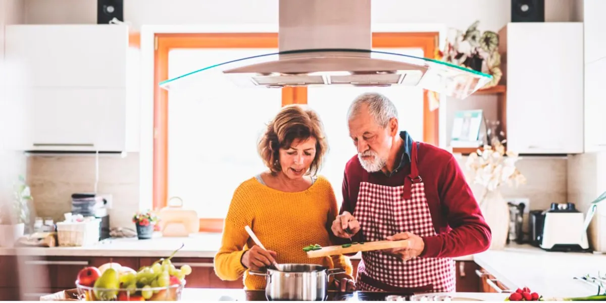 Cocinar en casa podría reducir hasta 30% el riesgo de demencia, revela estudio