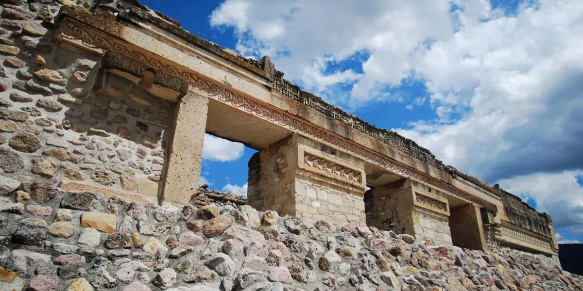 Descubre Mitla, Oaxaca: grecas zapotecas, tumbas ancestrales y cultura viva que fascina a turistas