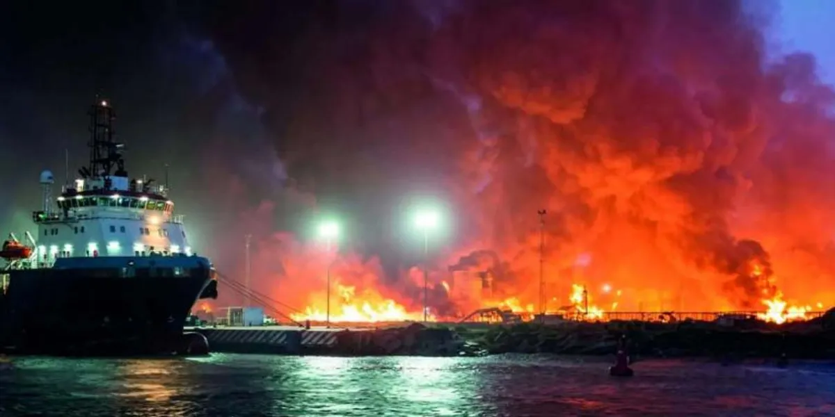 Incendio en Dos Bocas por desborde de aguas aceitosas deja cinco muertos; Pemex asegura que no hay peligro