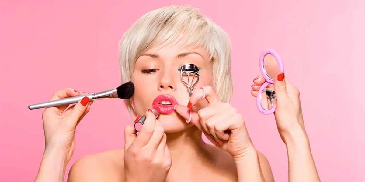 Errores de maquillaje que te envejecen sin darte cuenta y cómo evitarlos paso a paso