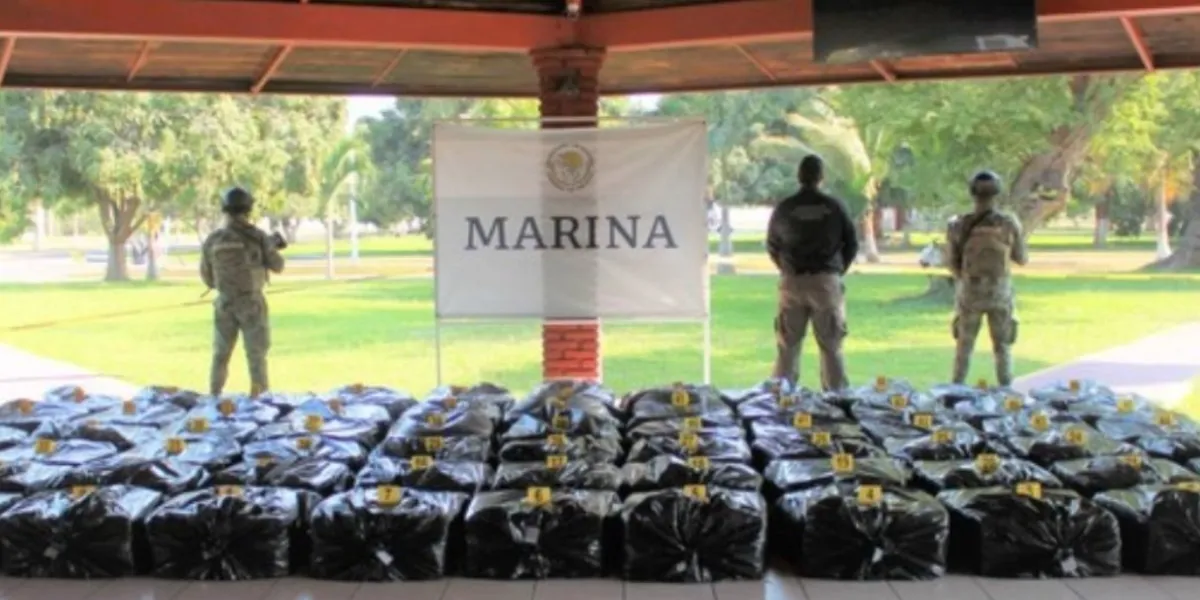 Semar asegura embarcación con 650 kg de presunta cocaína frente a costas de Michoacán