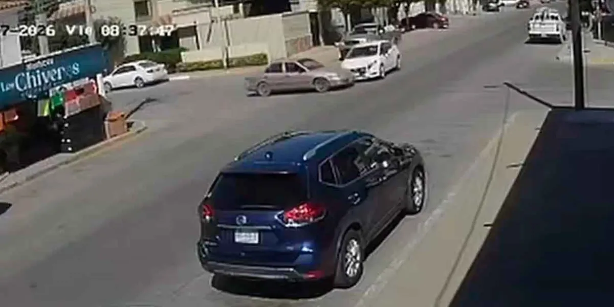 Mujer no respeta semáforo y sale proyectada de su auto y el otro se mete a negocio de birria