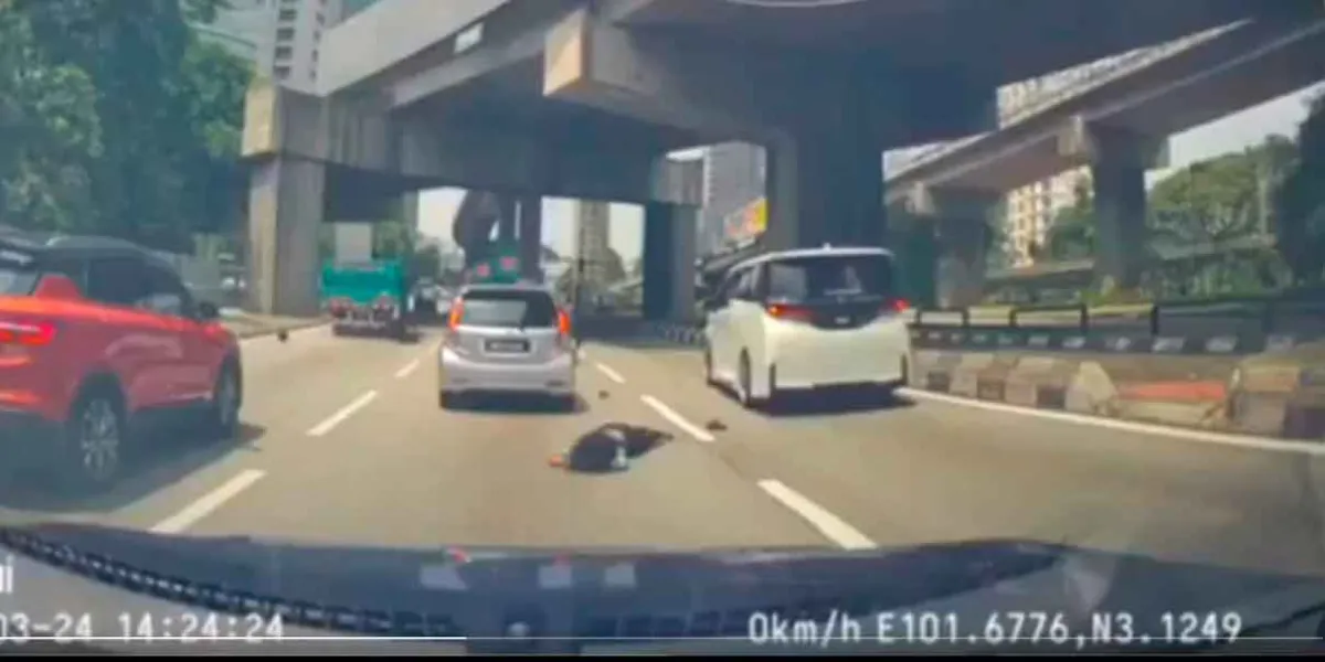 VIDEO.  Peatona distraída con el celular es arrollada por motociclista a alta velocidad