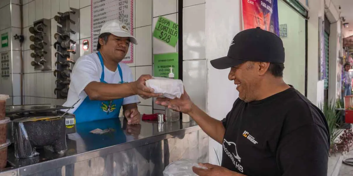 Profeco advierte a comercios que habrá multas por vender tortillas en hieleras y en moto