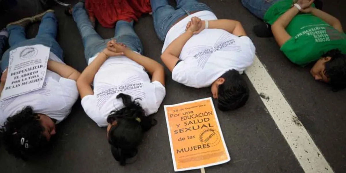 Sheinbaum revisará casos de mujeres presas por abortar en México