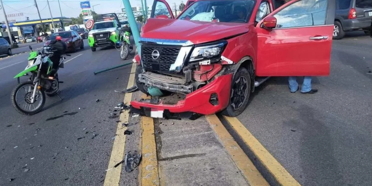 VIDEO. Carretera 57 en San Luis Potosí: tráiler intenta sacar a un auto de la vía