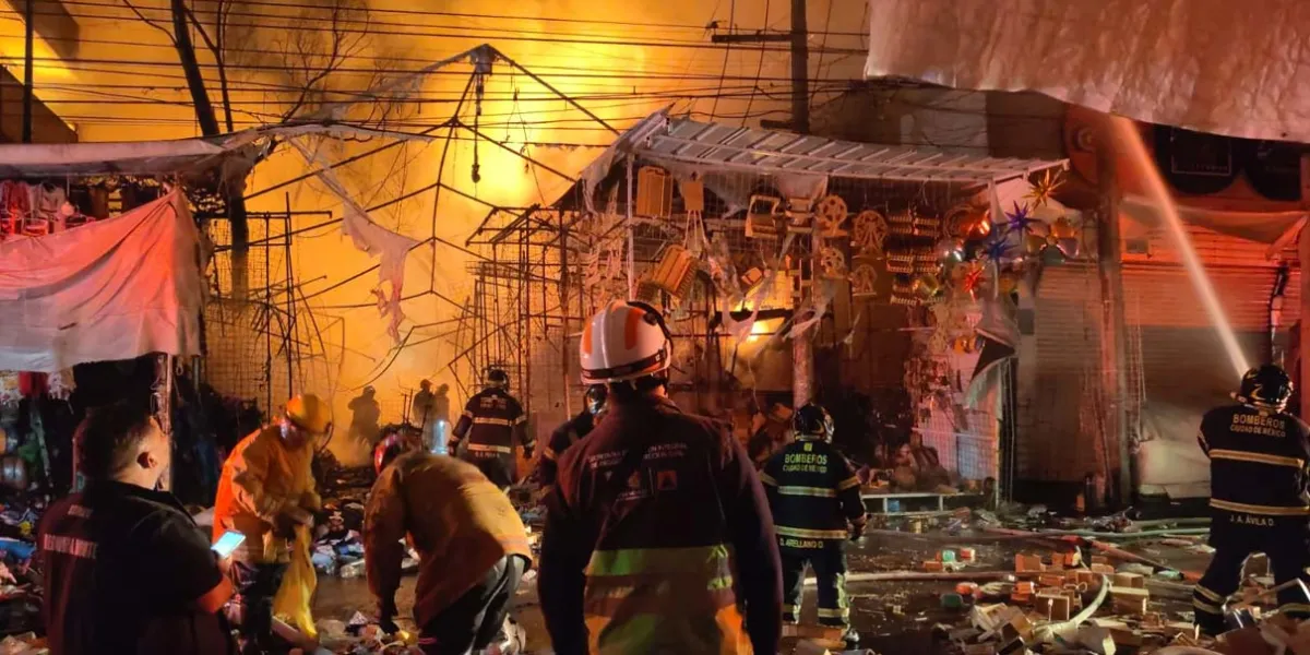 Voraz incendio frente al Mercado de Sonora en CDMX se extiende a edificio; reportan saldo blanco