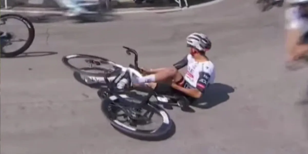 Isaac del Toro se retira de la Itzulia 2026 tras fuerte caída en la Etapa 3