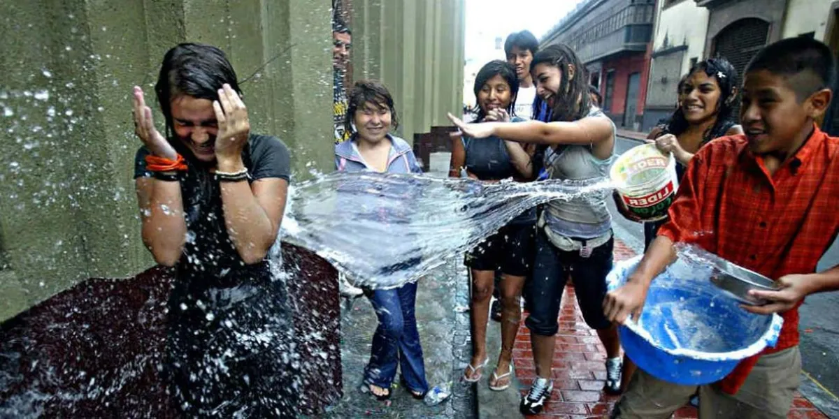 Sábado de Gloria: qué significa y por qué la gente se moja en México