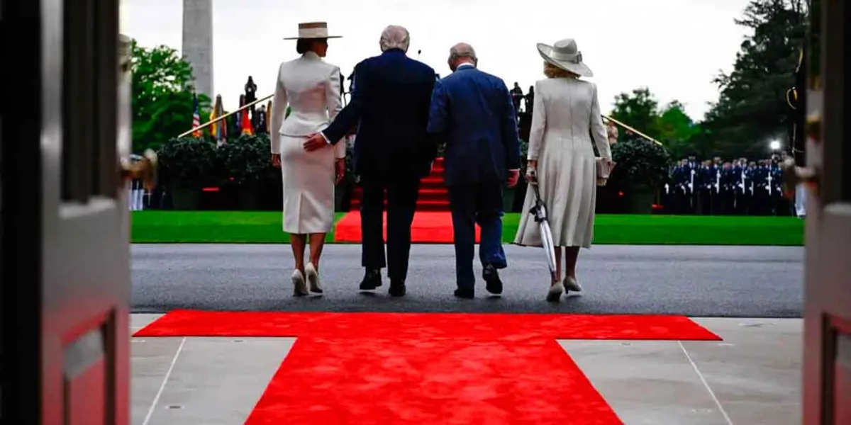 Trump toma el glúteo de Melania durante la visita del  rey Carlos III a la Casa Blanca