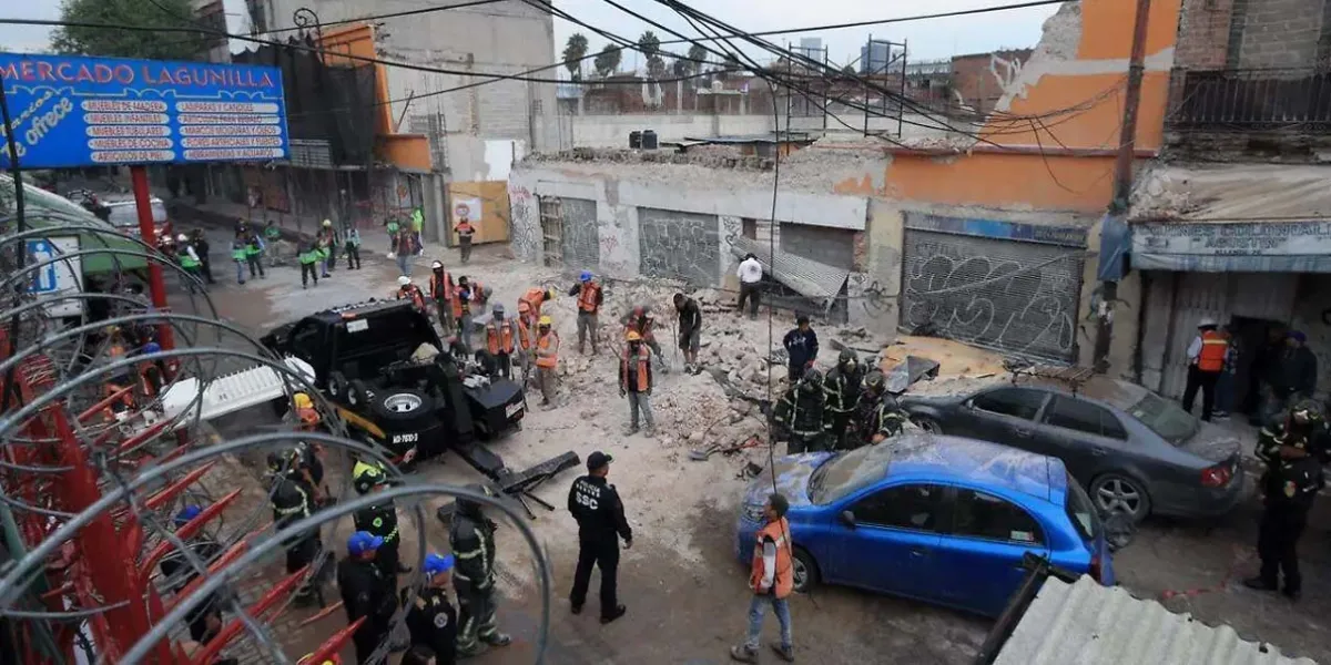 Estructura colapsa en CDMX y aplasta microbús en pleno Centro Histórico