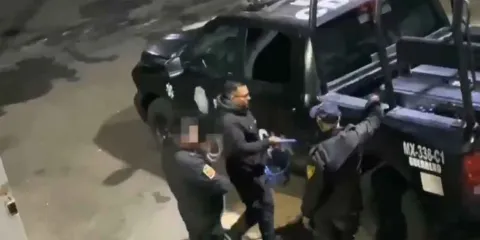 Sorprenden a polis “huachicoleando” patrullas de la CDMX