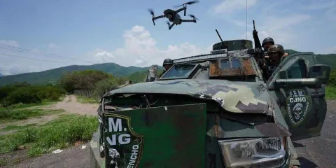 Trump firma orden para declarar a cárteles como grupos terroristas “No le va a gustar a México”